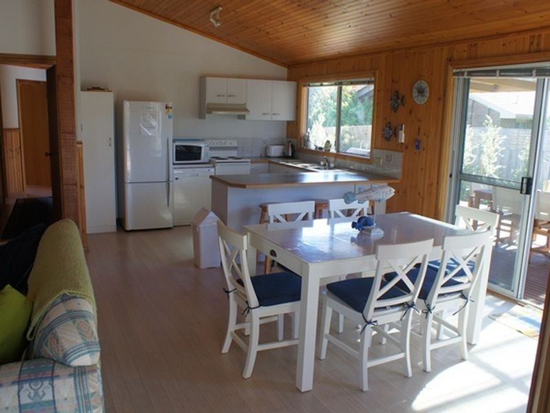 16 Leicester Square, Inverloch VIC 3996