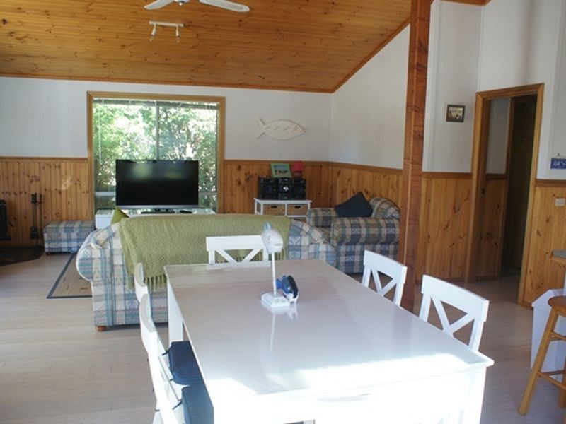 16 Leicester Square, Inverloch VIC 3996