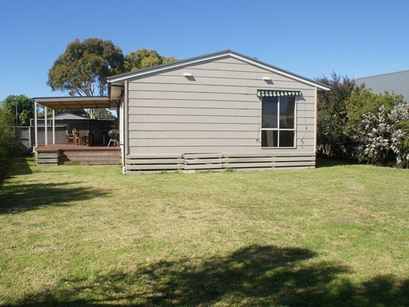 16 Leicester Square, Inverloch VIC 3996