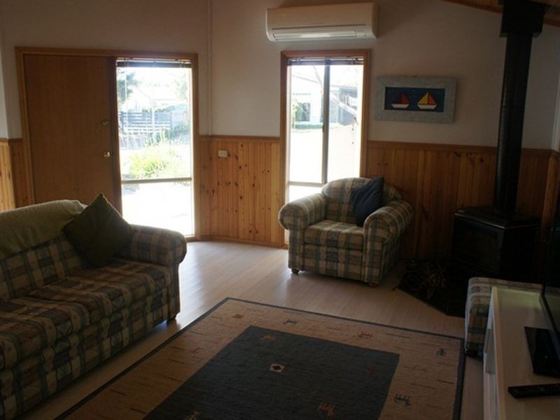 16 Leicester Square, Inverloch VIC 3996