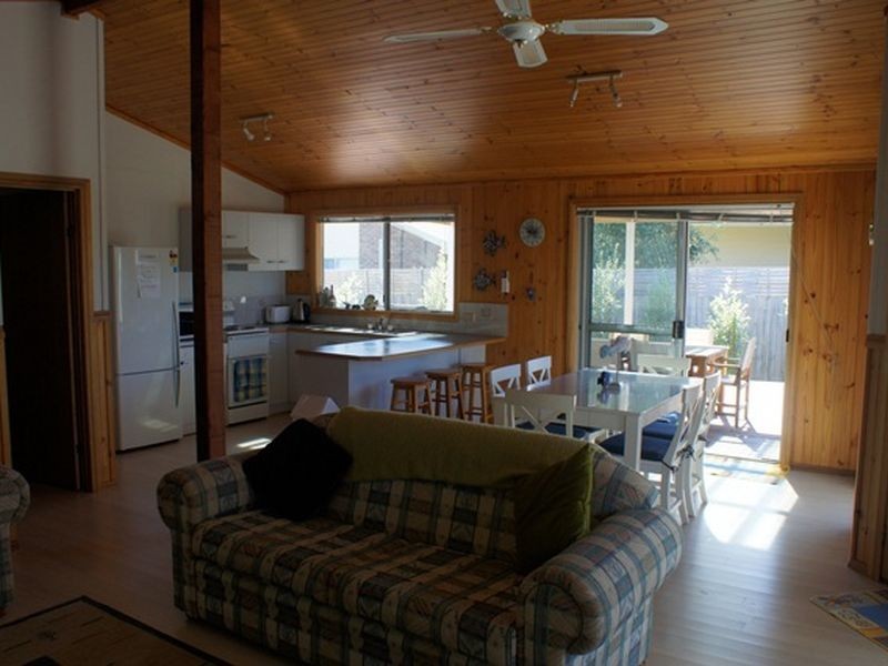 16 Leicester Square, Inverloch VIC 3996