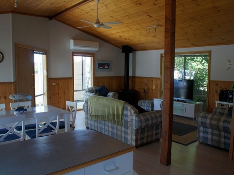 16 Leicester Square, Inverloch VIC 3996