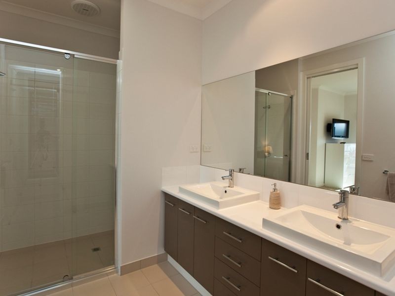 18 Surrey Place, Inverloch VIC 3996