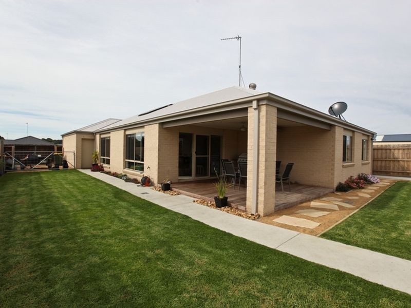19 Surrey Place, Inverloch VIC 3996