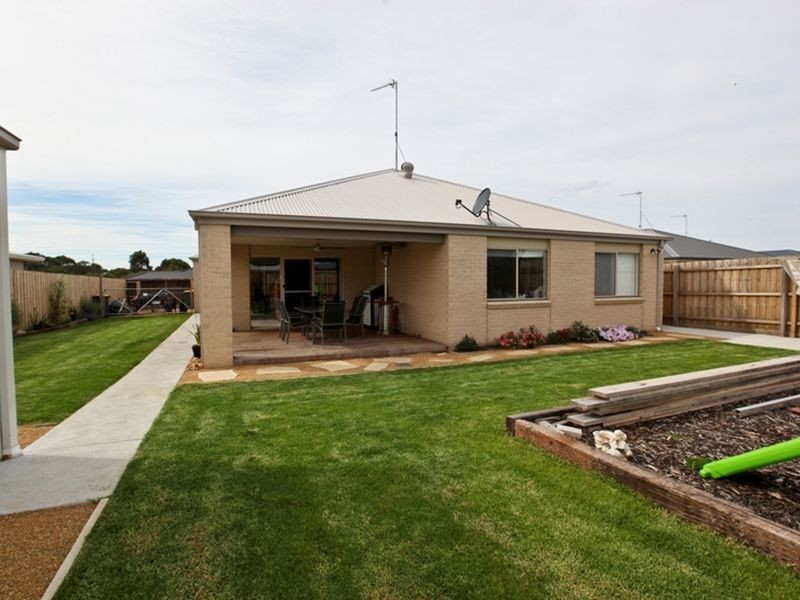 19 Surrey Place, Inverloch VIC 3996