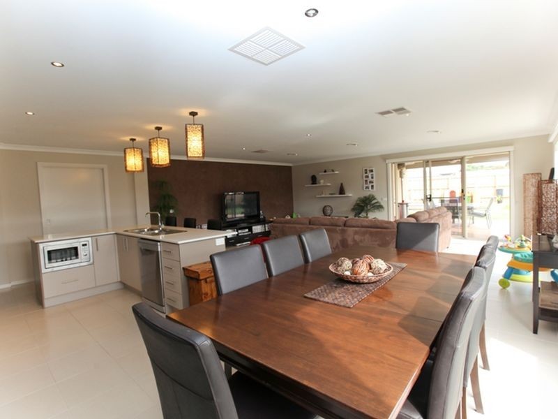 19 Surrey Place, Inverloch VIC 3996