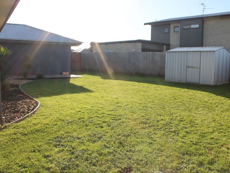 13 Dalmont Bay Court, Inverloch VIC 3996