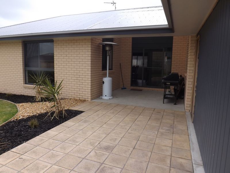 13 Dalmont Bay Court, Inverloch VIC 3996