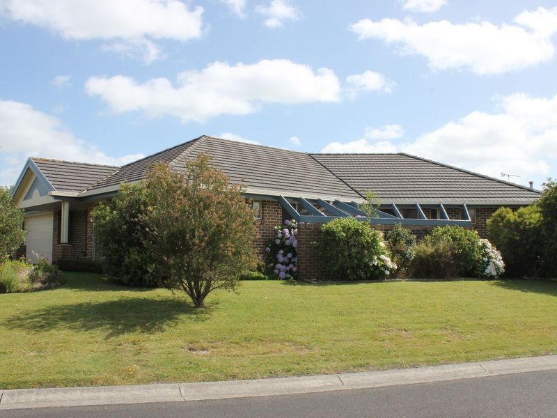 8 Woodland Heath Drive, Inverloch VIC 3996
