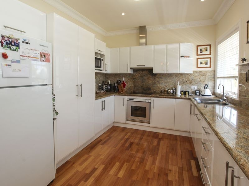 24a Bayview Avenue, Inverloch VIC 3996