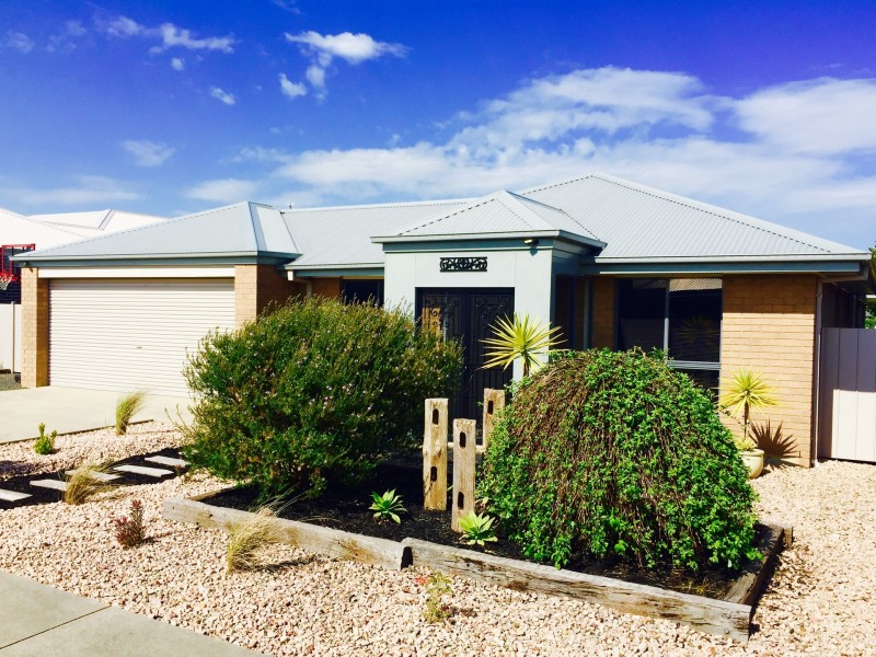 8 Surrey Place, Inverloch VIC 3996
