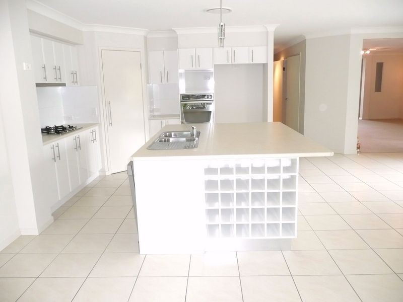 12 Heath Court, Little Mountain QLD 4551