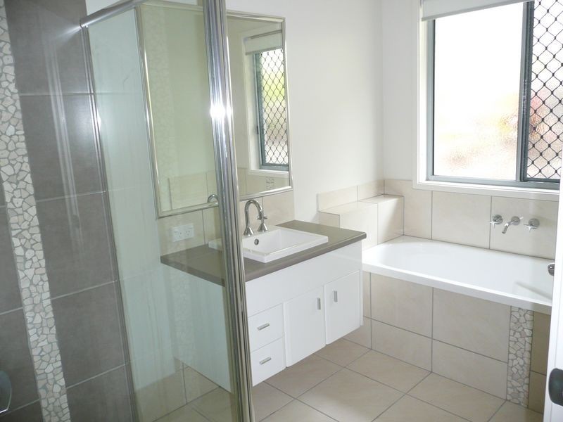 12 Heath Court, Little Mountain QLD 4551