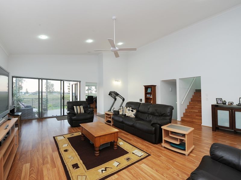 4 Leeside Street, Little Mountain QLD 4551