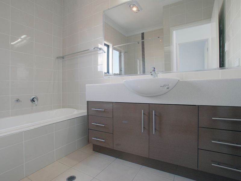 4 Leeside Street, Little Mountain QLD 4551