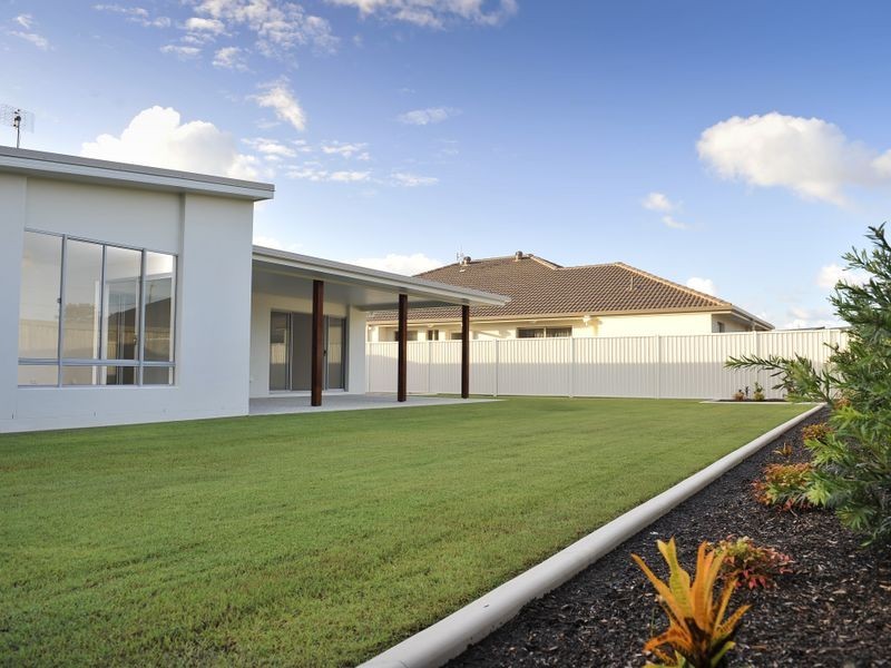 19 Whitehaven Way, Pelican Waters QLD 4551