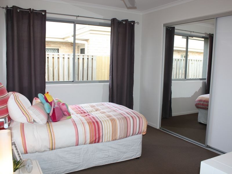 15 Elvena Street, Little Mountain QLD 4551