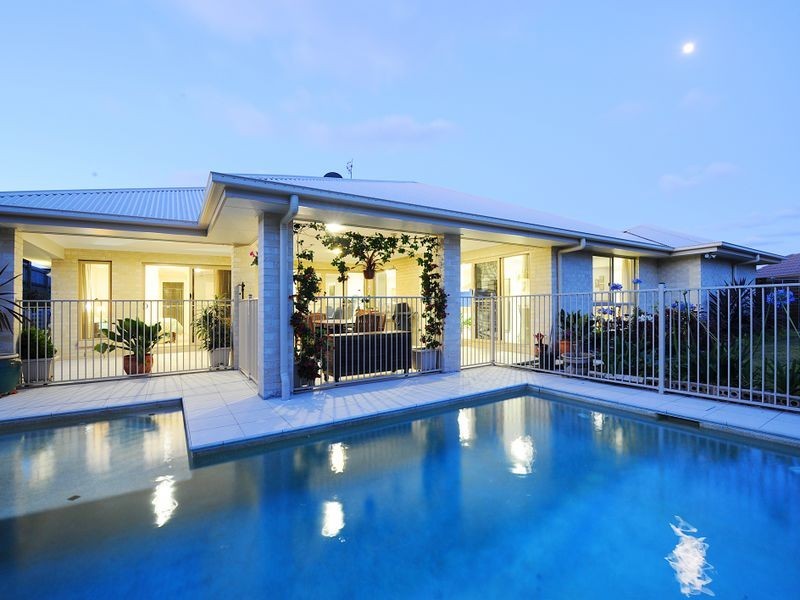 33 Hillview Crescent, Little Mountain QLD 4551