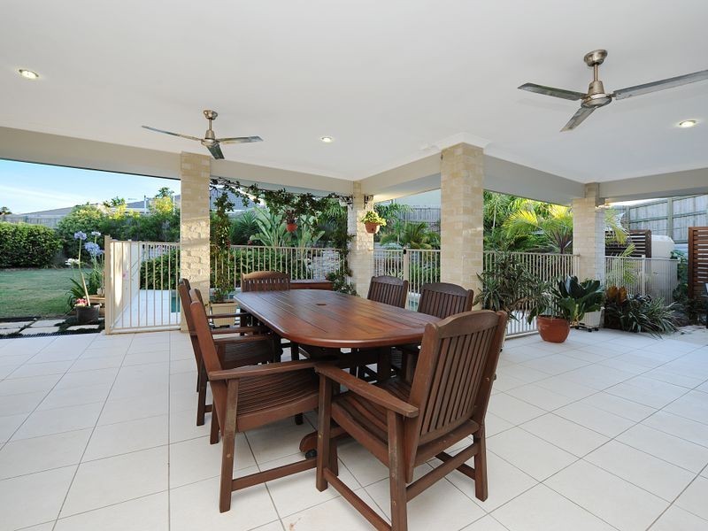 33 Hillview Crescent, Little Mountain QLD 4551