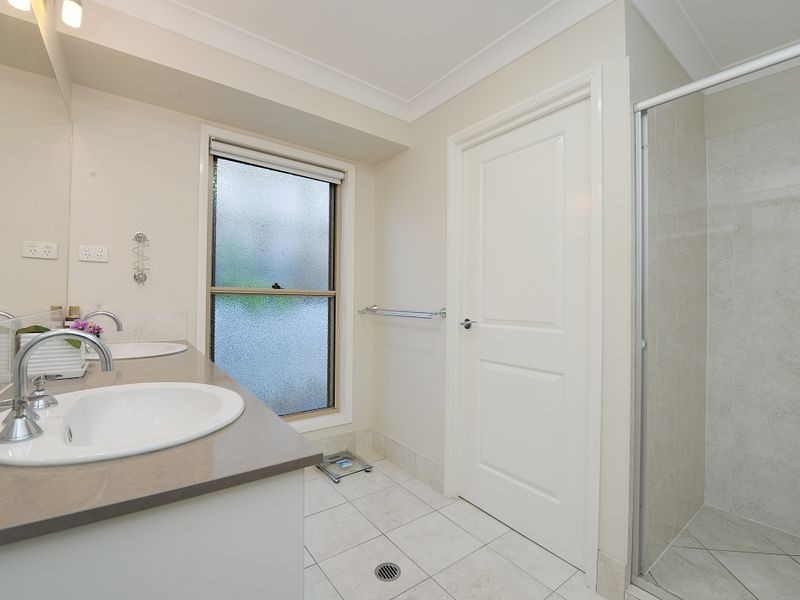 33 Hillview Crescent, Little Mountain QLD 4551