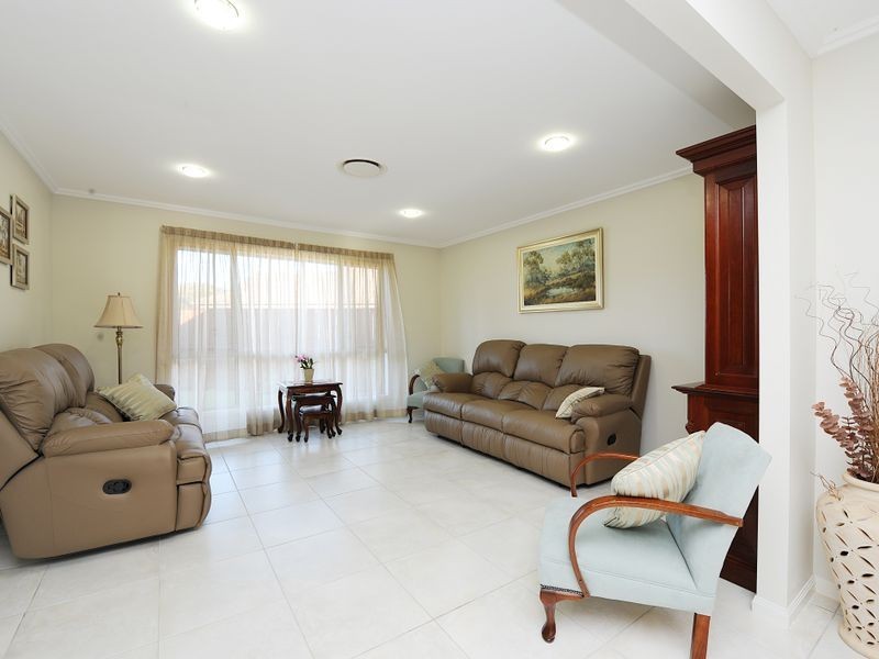33 Hillview Crescent, Little Mountain QLD 4551