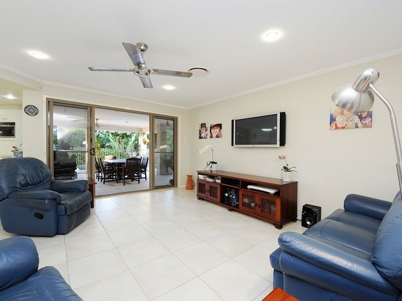 33 Hillview Crescent, Little Mountain QLD 4551