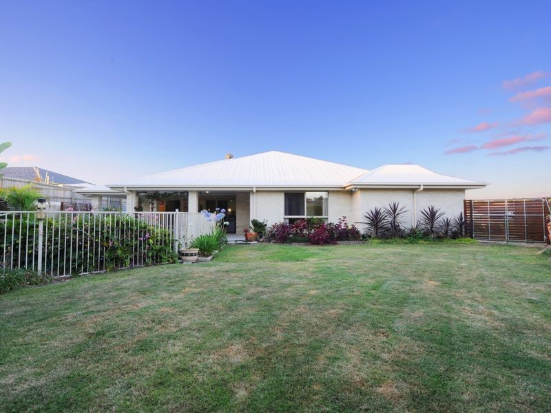 33 Hillview Crescent, Little Mountain QLD 4551
