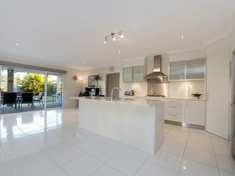 18 Hillview Crescent, Little Mountain QLD 4551