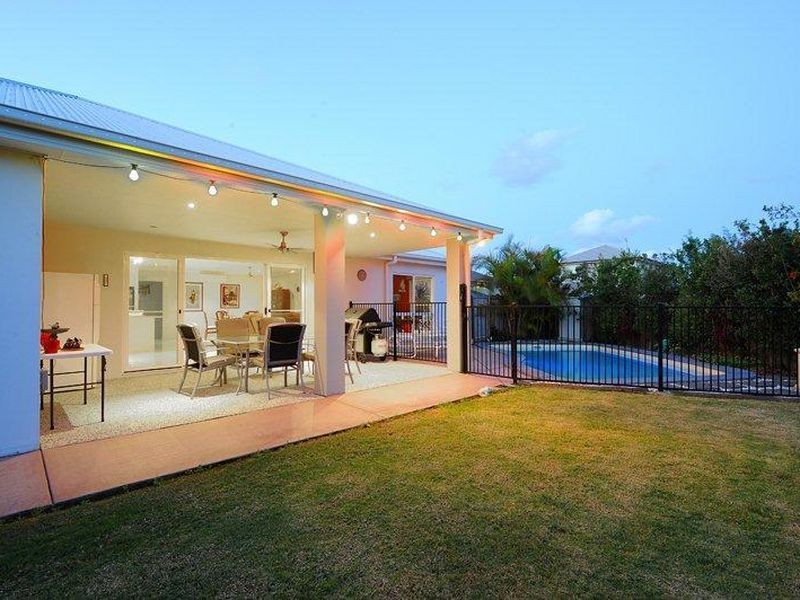 18 Hillview Crescent, Little Mountain QLD 4551