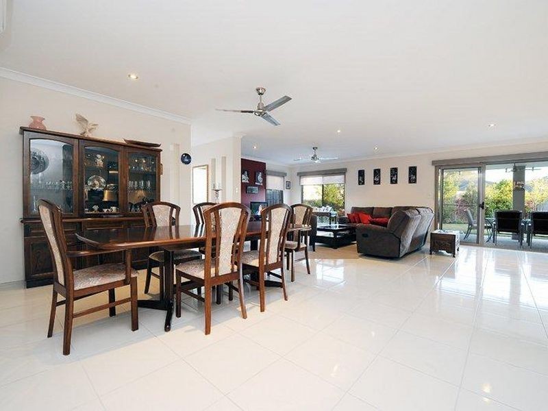 18 Hillview Crescent, Little Mountain QLD 4551