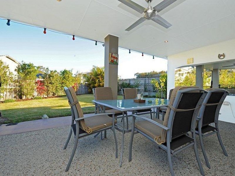 18 Hillview Crescent, Little Mountain QLD 4551