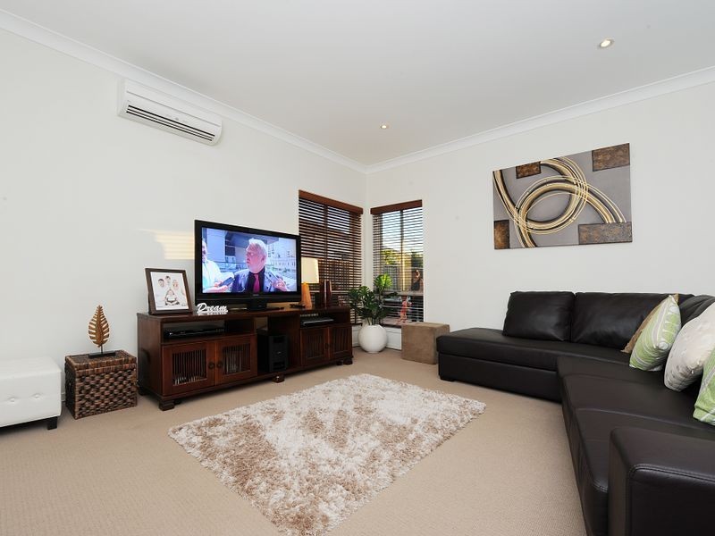 13 Tall Trees Way, Little Mountain QLD 4551