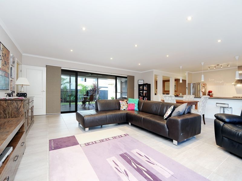 39 Hillview Crescent, Little Mountain QLD 4551