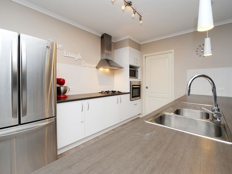 39 Hillview Crescent, Little Mountain QLD 4551