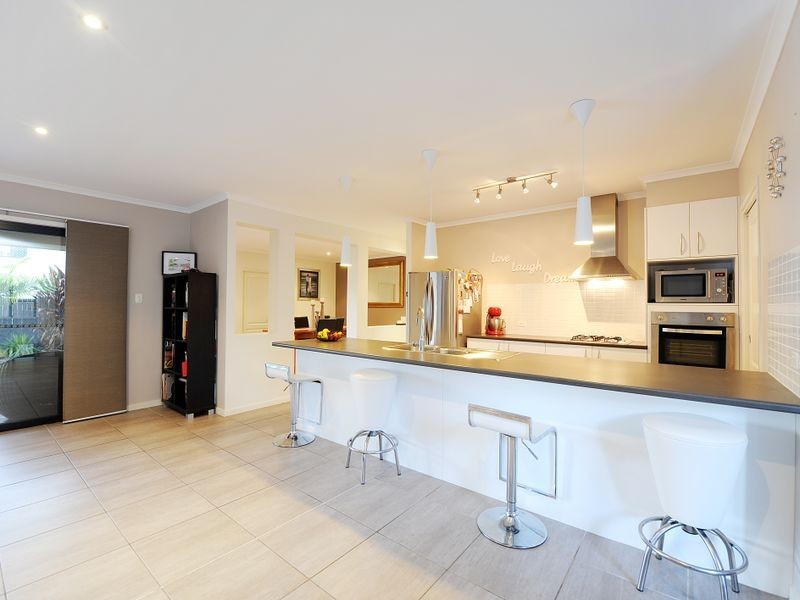 39 Hillview Crescent, Little Mountain QLD 4551