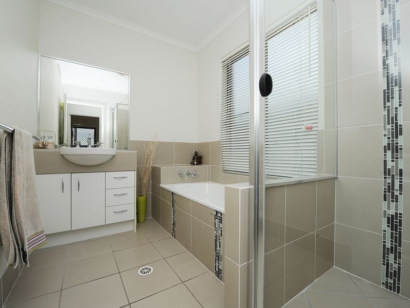 39 Hillview Crescent, Little Mountain QLD 4551