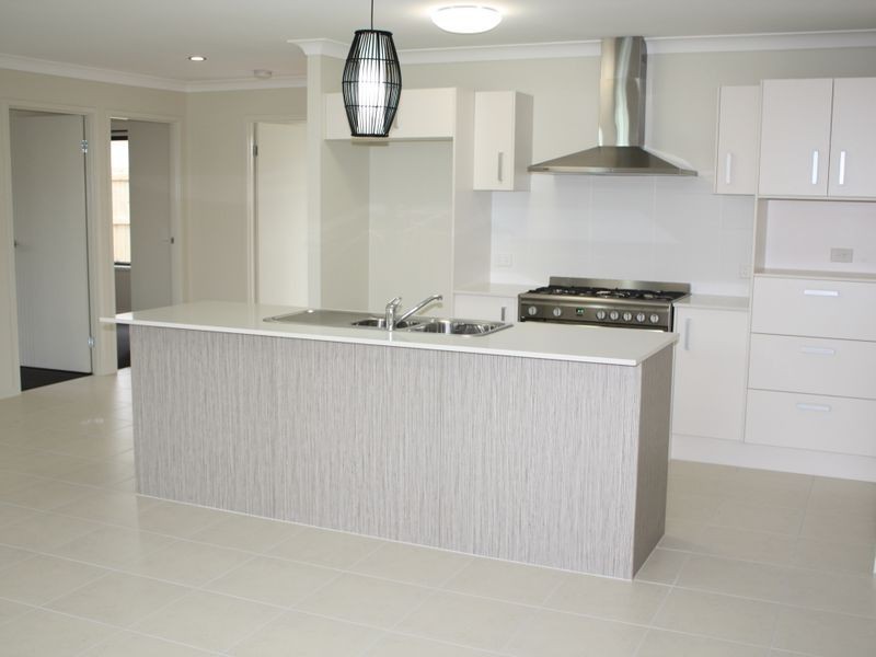 7 Cumberland Cres, Little Mountain QLD 4551