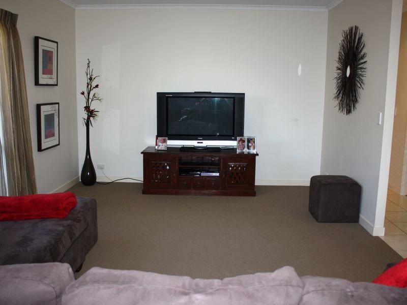 8 Jersey Place, Kawana Island QLD 4575