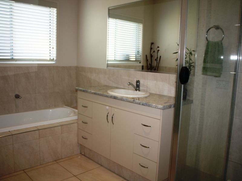 8 Jersey Place, Kawana Island QLD 4575