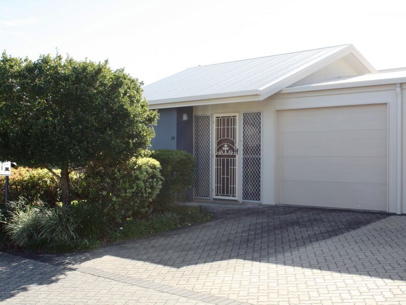 19/2 Grand Parade, Kawana Island QLD 4575