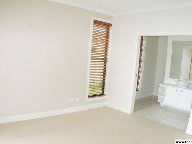 5 Magnetic Street, Kawana Island QLD 4575