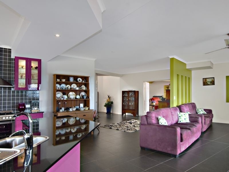86 Sugarbag Rd, Little Mountain QLD 4551