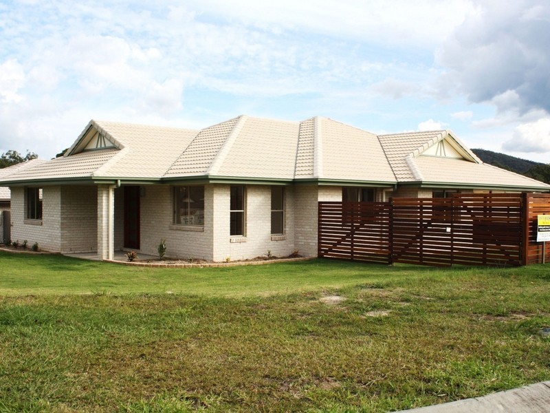 8 Greenview Avenue, Beerwah QLD 4519