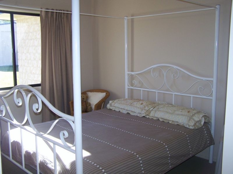 90 Allan Avenue, Glass House Mountains QLD 4518