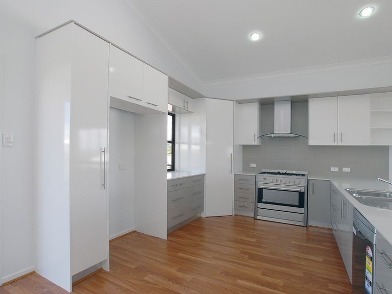 4 Leeside Street, Little Mountain QLD 4551
