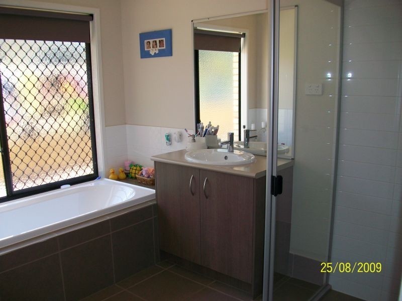 1 Teneale Place, Glass House Mountains QLD 4518