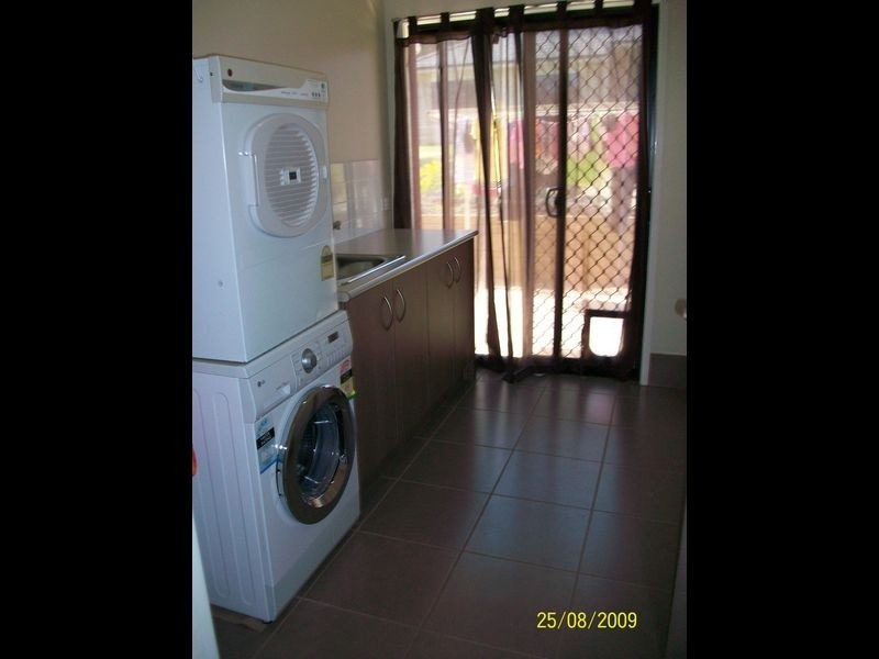 1 Teneale Place, Glass House Mountains QLD 4518