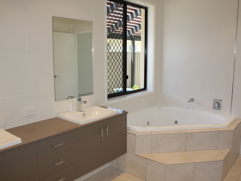 5 Airlie Crescent, Pelican Waters QLD 4551