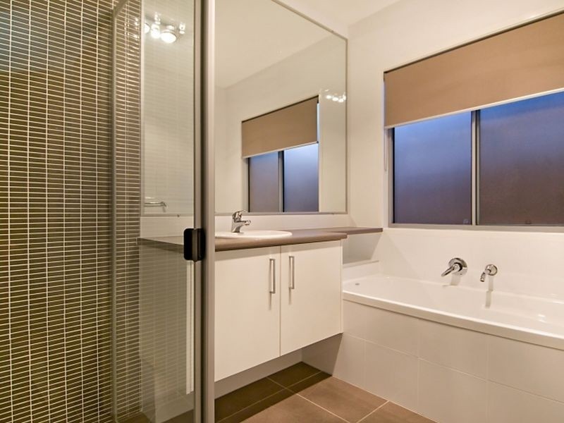 10 Andrew Ave, Little Mountain QLD 4551