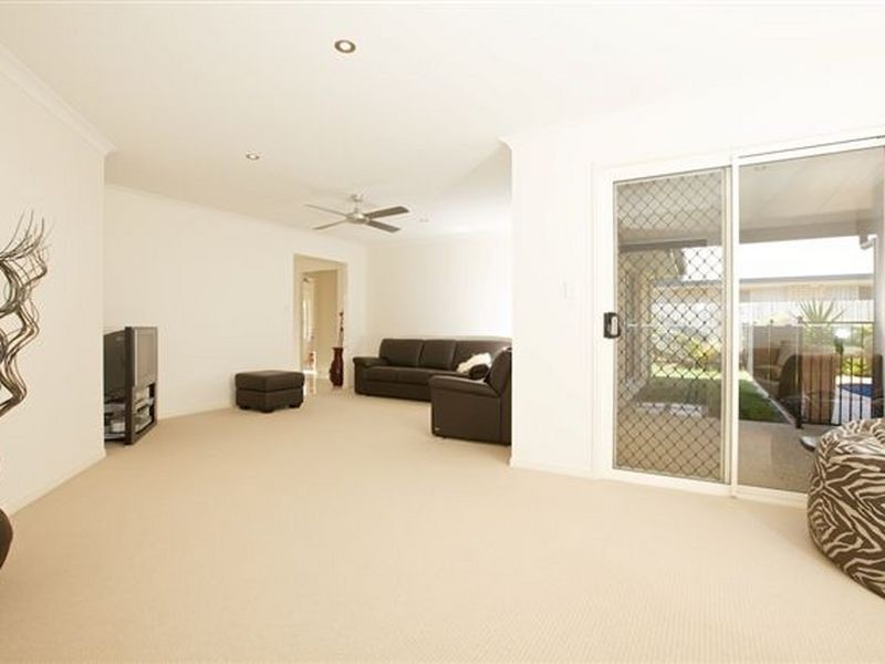 11 Somerset Lane, Little Mountain QLD 4551